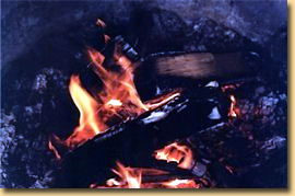 Schales aus der Eisenpfanne im Holzbackofen